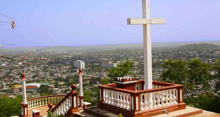 Desde la Loma de la Cruz disfruta de Holguín,la Ciudad Cubana de los Parques